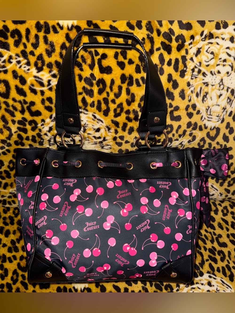 🍒NWT Juicy Couture Exclusive Sweet Cherry Daydreamer Tote W Cherry JC Bag Charm🍒 - Picture 2 of 5
